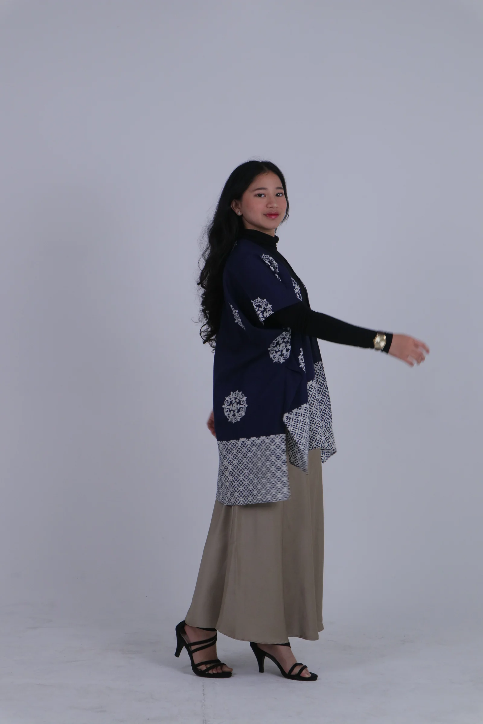 Foto produk Outer Nona — model 2 dari 3